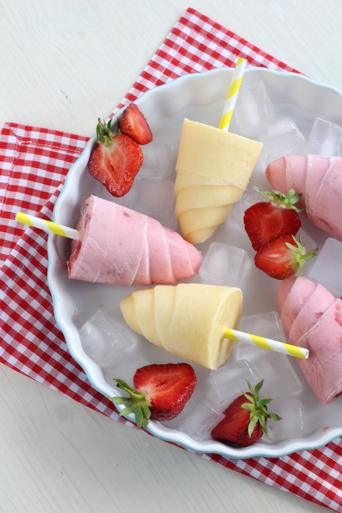 Joghurt Eis-Pops mit Erdbeeren und Mango
